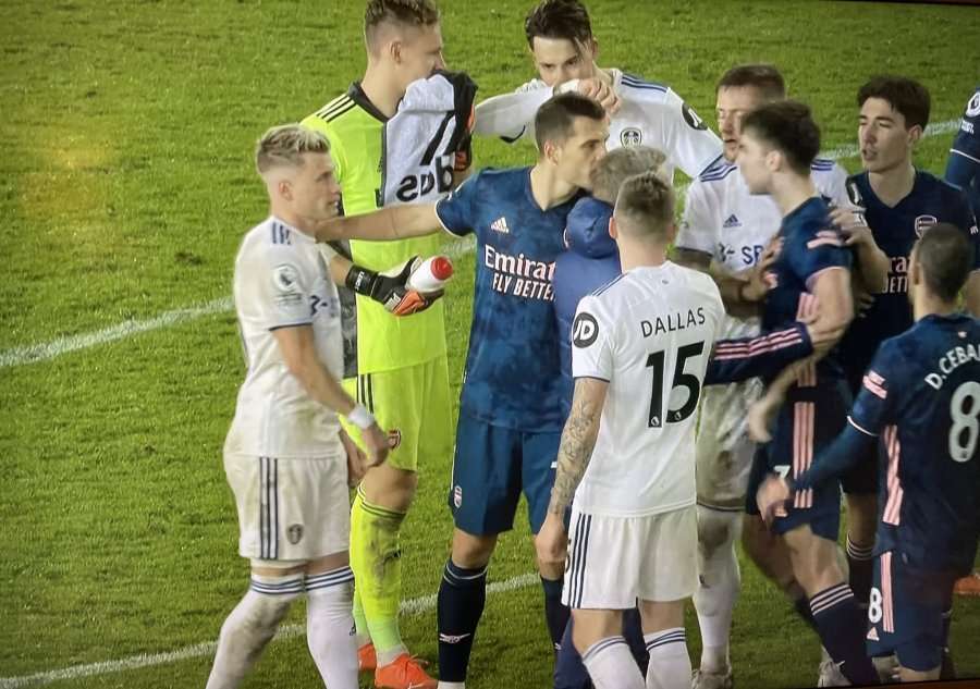'Dramë' pas ndeshjes Leeds - Arsenal, futbollisti i Arsenalit i kapet Ezgjan Alioskit, ndërhynë edhe Granit Xhaka
