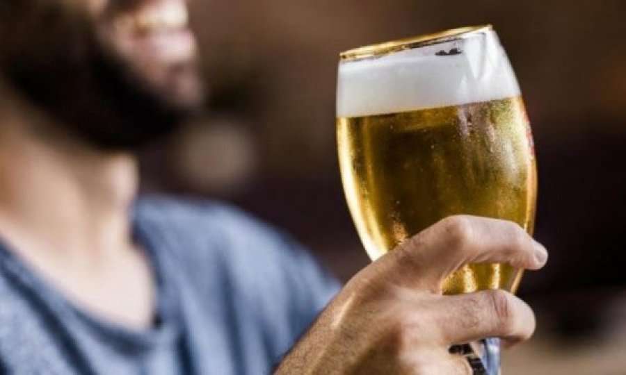Burri lë bakshish 3 mijë dollarë për një birrë në restorantin që po mbyllej për shkak të COVID-19