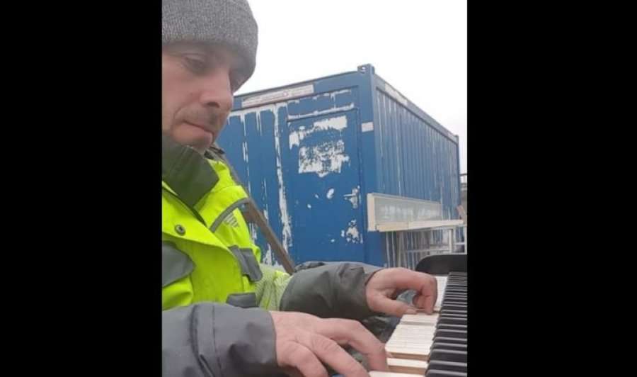 Punëtori shqiptar mahnit nga Gjermania: Interpreton në piano melodi shqipe (VIDEO)