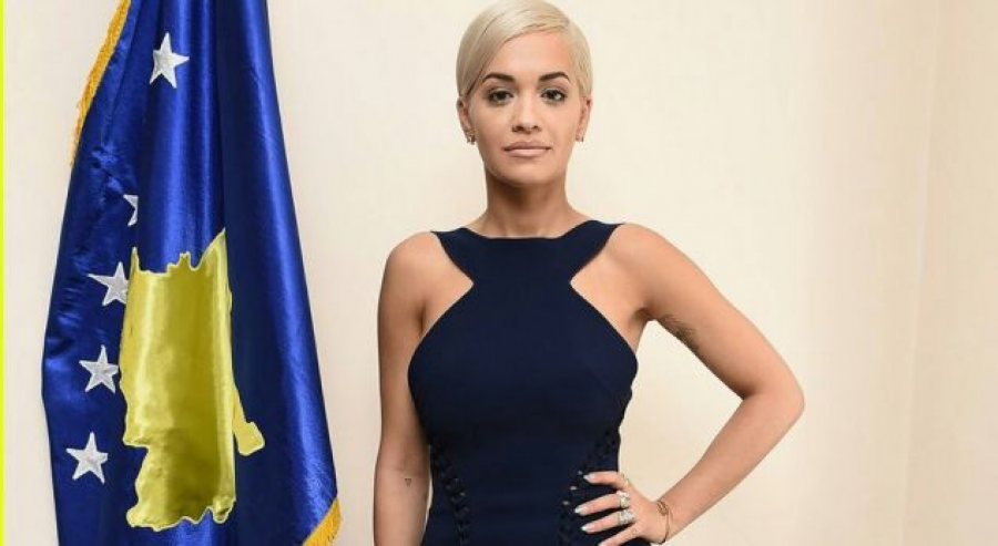 Rita Ora uron festën e 28 Nëntorit, bën fotografi me këpucë me flamurin shqiptar