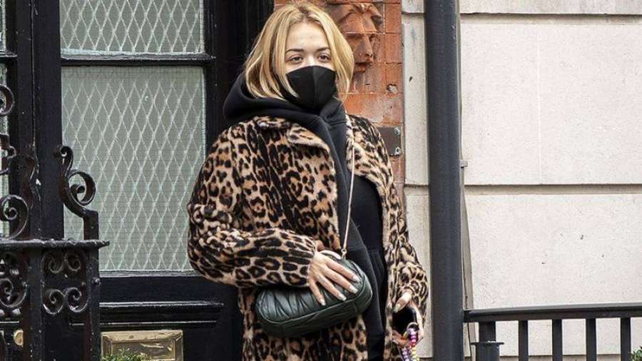 Rita Orës 'i vjen keq' për thyerjen e rregullave të izolimit në festën e ditëlindjes së saj