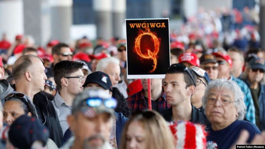 Facebook ndalon llogaritë e teorisë konspirative QAnon