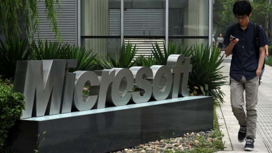 Microsoft ua mundëson punonjësve të punojnë nga shtëpia, por nga një gjë duhet të heqin dorë