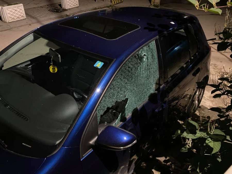 AGK-ja dënon ashpër sulmin me armë zjarri në drejtim të veturës së gazetarit Shkumbin Kajtazi
