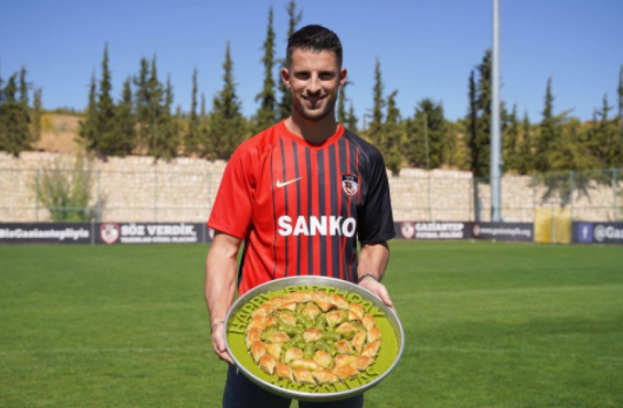 Ishte pritur nga klubi turk me bakllava, por bën debutim skandaloz