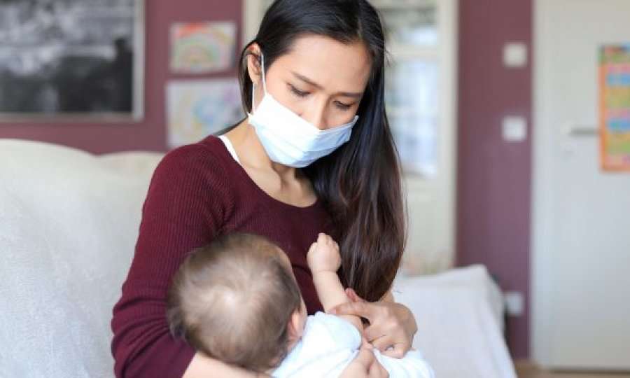 A mund ta infektoj nëna të posalindurin me COVID-19 dhe kujdesi që duhet treguar