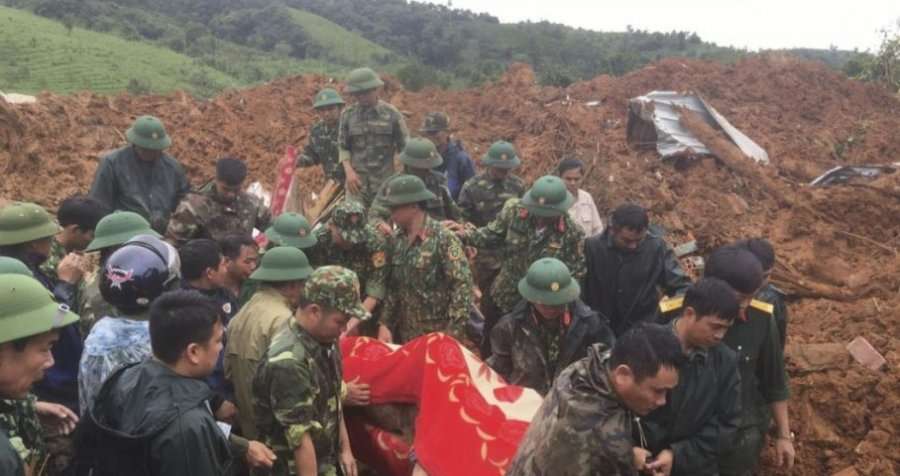 Vietnam, zhduken 22 ushtarë nga rrëshqitja e dheut