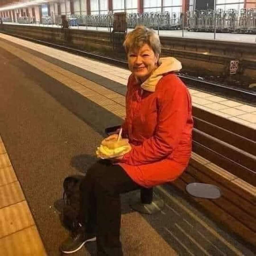 Ministrja suedeze, me sanduiç në dorë, pret trenin për në shtëpi