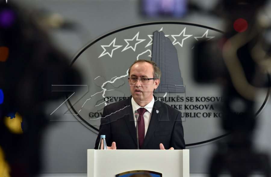 Hoti thotë se nuk do të ulen pagat në sektorin publik