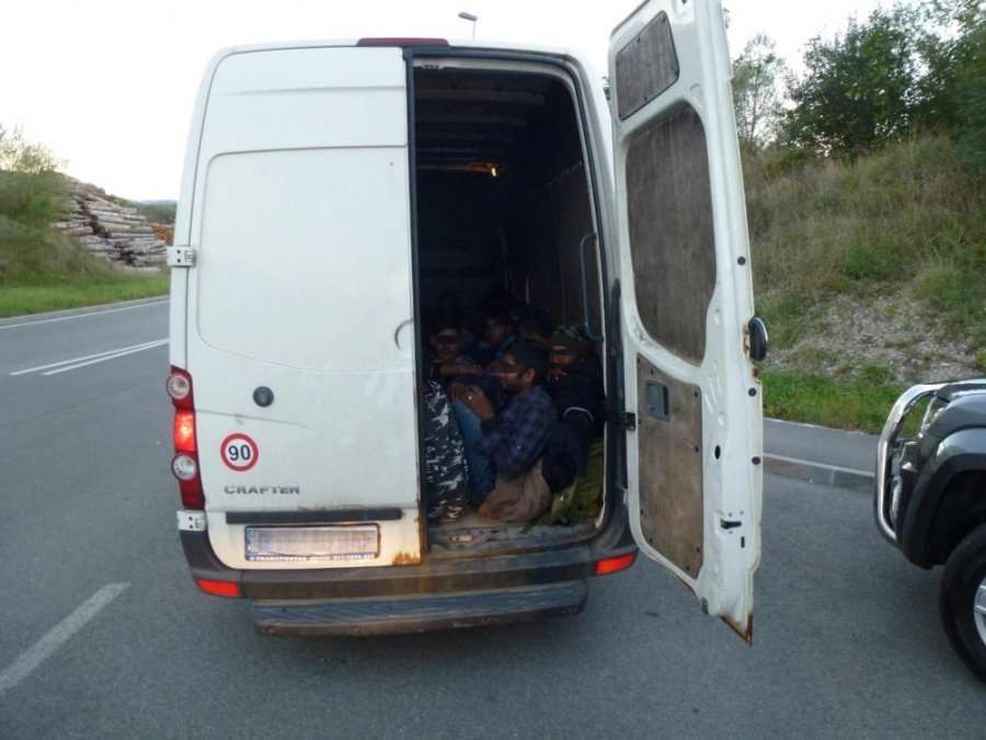 Në një furgon që po vozitej me shpejtësi policia gjen 19 sirianë, shoferi arratiset