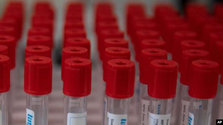 Dy kompani farmaceutike rifillojnë testimin e vaksinës për COVID-19
