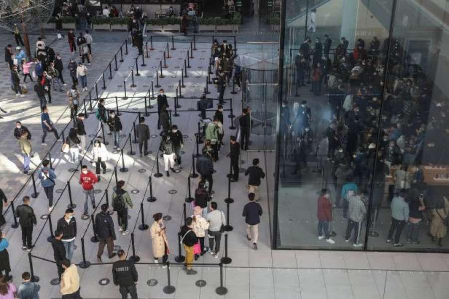 iPhone 12 – radhë para dyqaneve të Apple pavarësisht koronavirusit