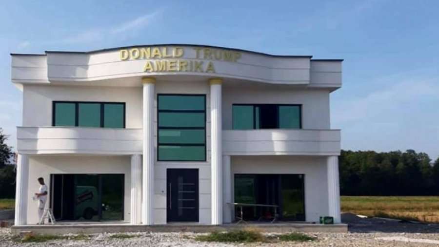 Në Istog ndërtohet një shtëpi me mbishkrimin “Donald Trump Amerika”