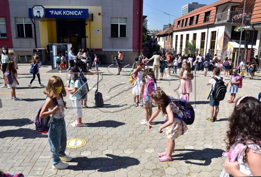Mbyllen 14 shkolla, infektohen mbi 250 nxënës e mësimdhënës