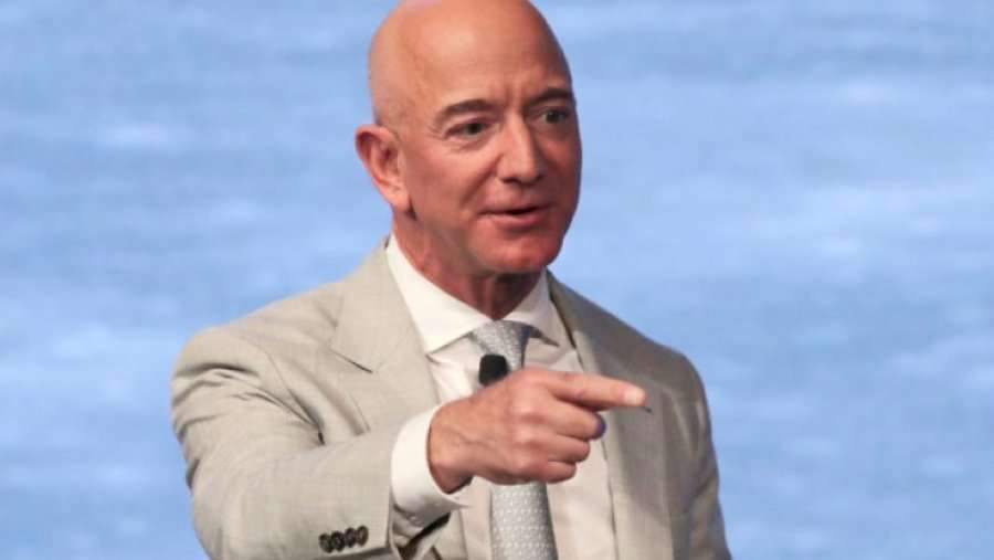 Bezos kryeson listën e Forbes për të tretin vit radhazi si njeriu më i pasur në botë