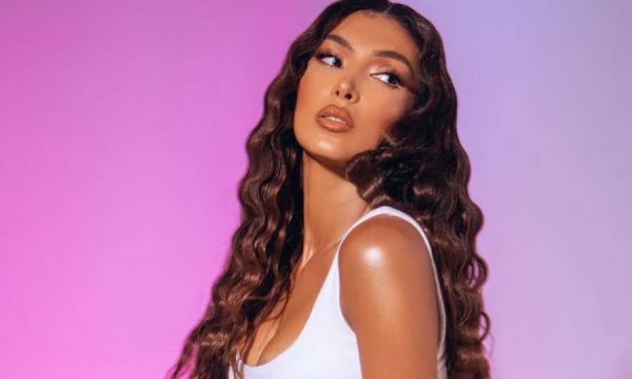 Nora Istrefi tregon formën e përsosur në fustan të shkurtër