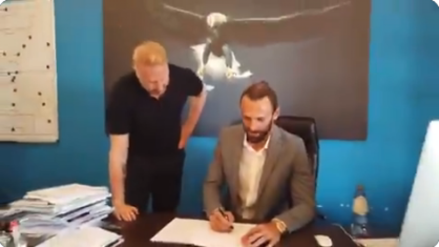Publikohet momenti i nënshkrimit të Vedat Muriqit me Lazion, Igli Tare i qëndron në krah