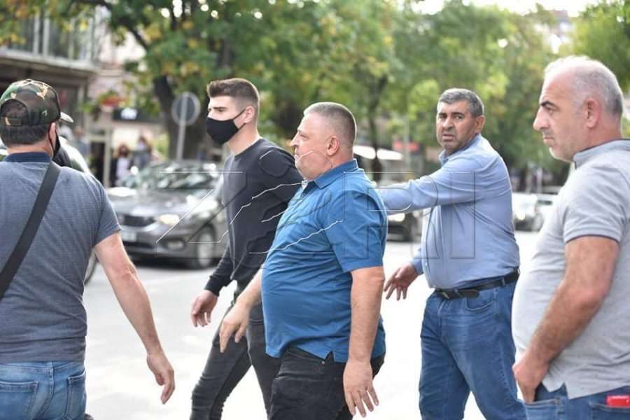 Veturat e EULEX-it drejt aeroportit, dyshohet se Nasim Haradinaj niset për në Hagë (VIDEO)