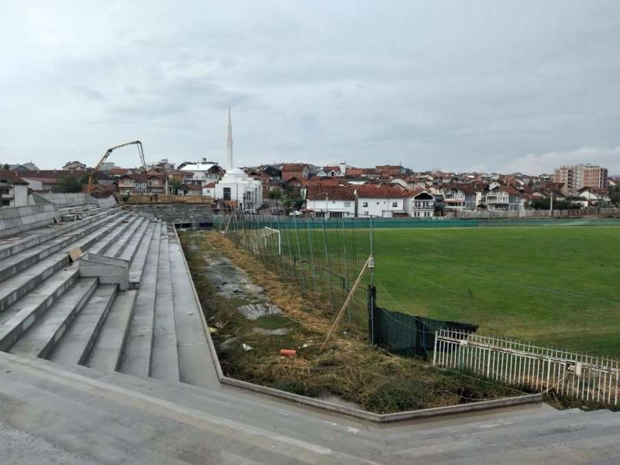 Vazhdon 'seriali' për punimet në stadiumin e qytetit në Gjilan, tani është ndalur puna