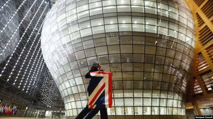 BE-ja dhe Britania me qëndrime të ndryshme në prag të bisedimeve për Brexit