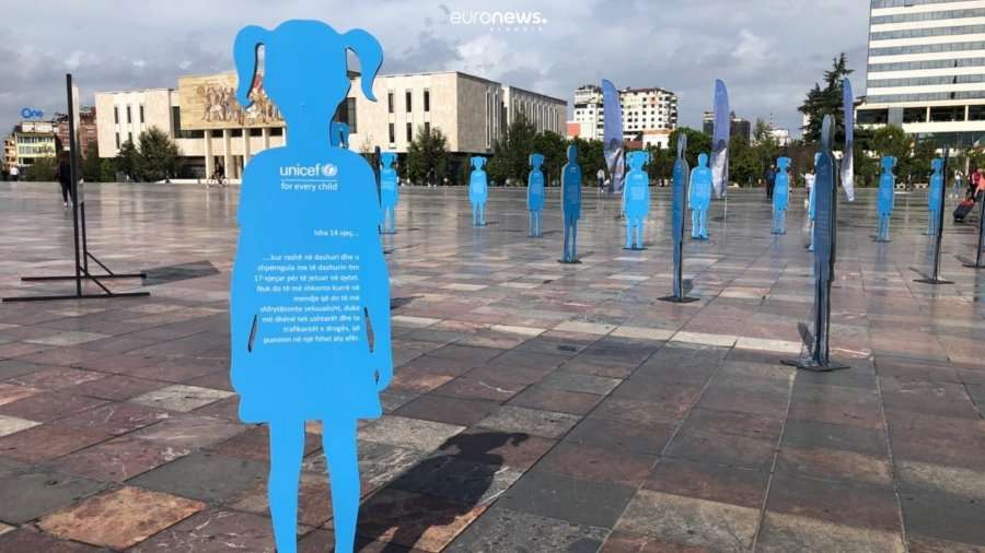 Sheshi “Skënderbej” në Tiranë mbushet me siluetat e fëmijëve të abuzuar seksualisht