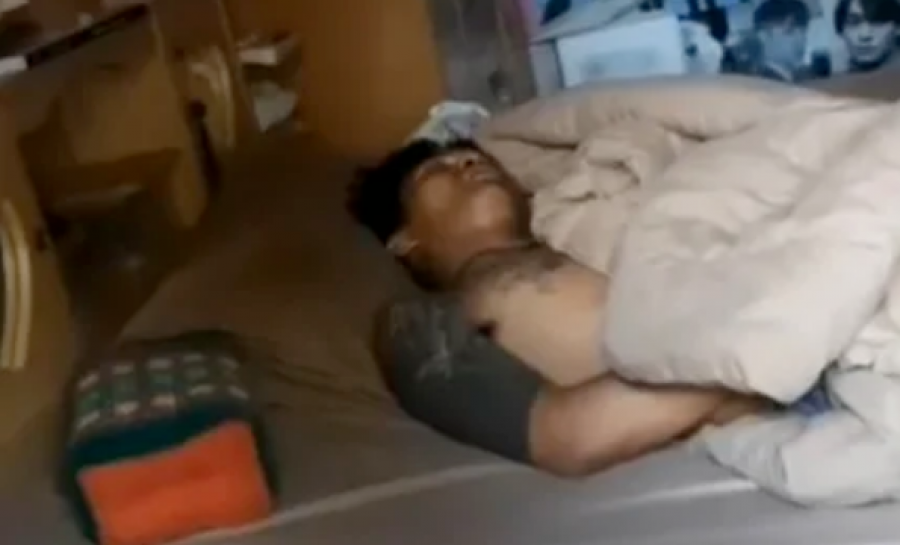 Hajnin e zë gjumi në shtëpinë ku hyri për të vjedhur, e zgjon policia
