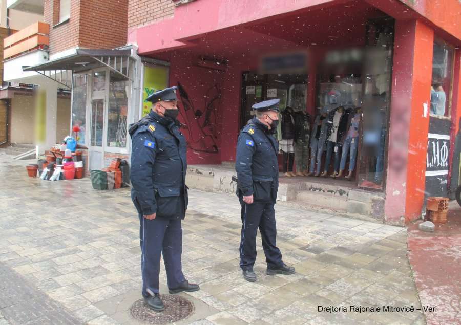 Policia shton kontrollet në transportin e udhëtarëve, qendra tregtare dhe lokale afariste
