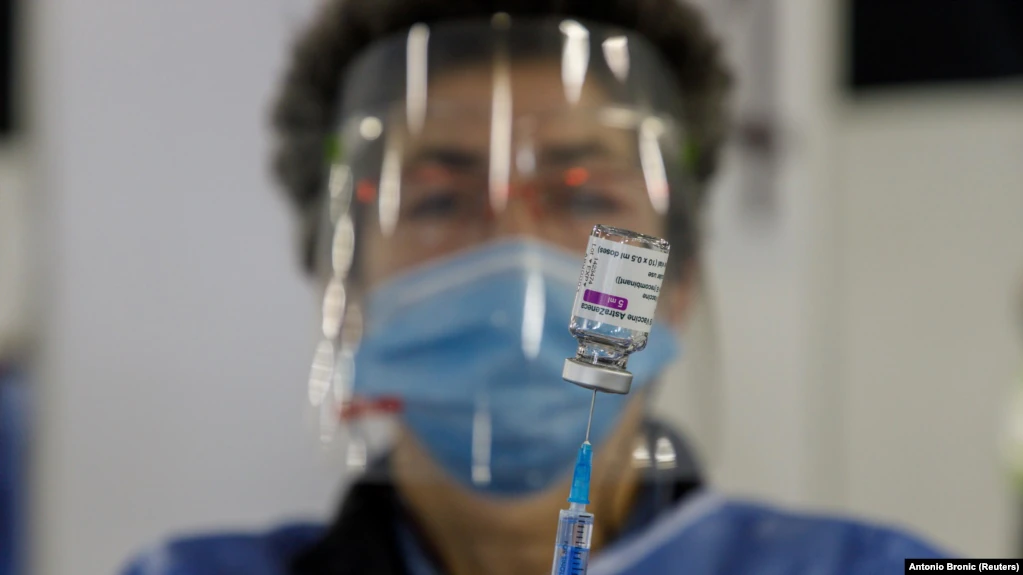 Vaksinat po “zbehin lidhjen” mes infektimeve me koronavirus dhe vdekjeve