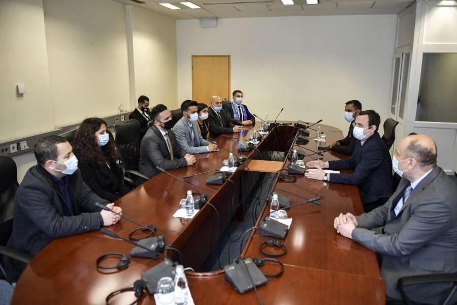 Kurti takon një delegacion të romëve, thotë se do të angazhohet për të ofruar mundësi të barabarta