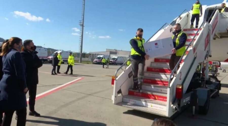 Mbërrijnë 100 mijë doza të tjera vaksinash në Shqipëri