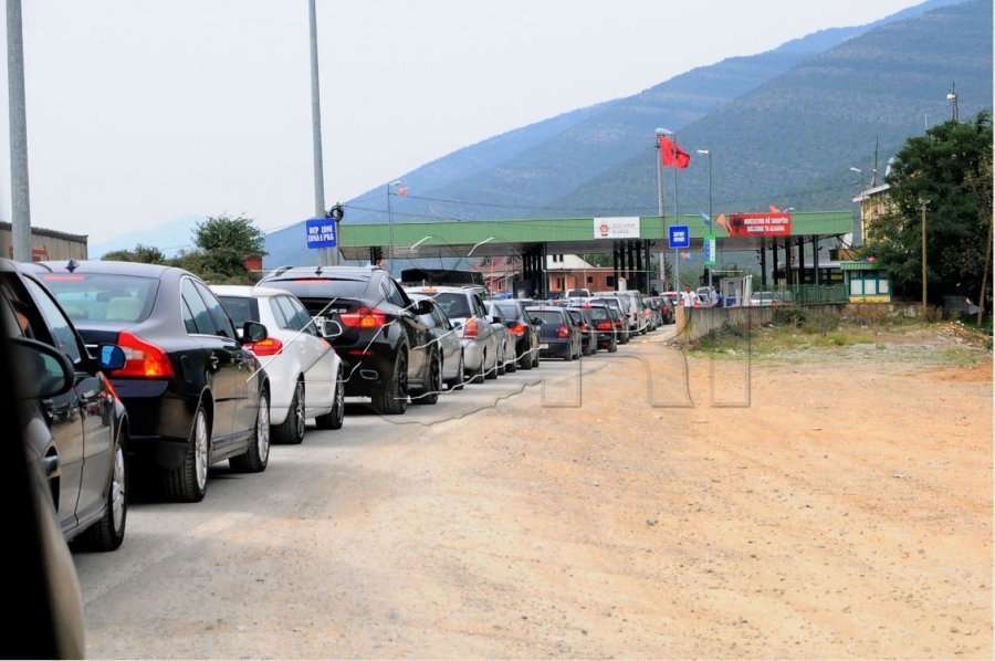 Shtrëngimi i masave, kosovarët ia mësyjnë Shqipërisë që nga mëngjesi