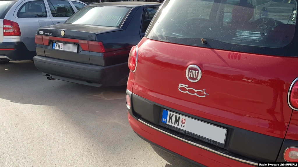 Heshtja e autoriteteve të Kosovës për targat jolegale në veri