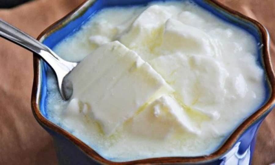 Arsyet pse duhet të hani kos çdo mëngjes