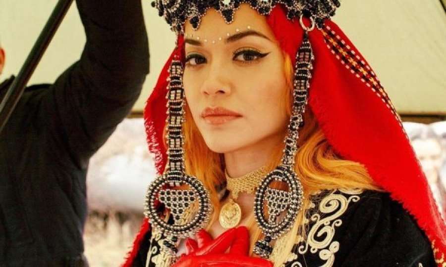 Rita Ora mahnitet me muralin e saj, i bërë në një ndërtesë të lartë në Ferizaj