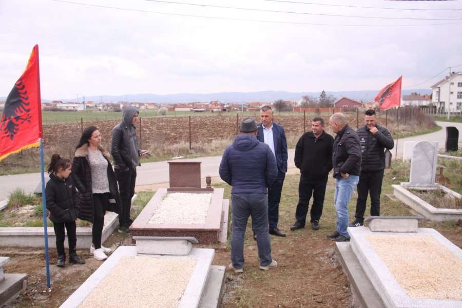 Klubi i Llapit i rregullon varrezat e shtatë anëtarëve të familjes Sejdiu, të cilët u vranë nga forcat serbe