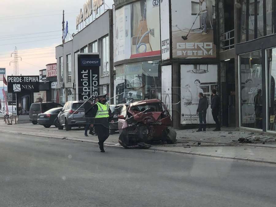 Aksident në rrugën Prishtinë – Fushë-Kosovë, shoferi bëhet për spital