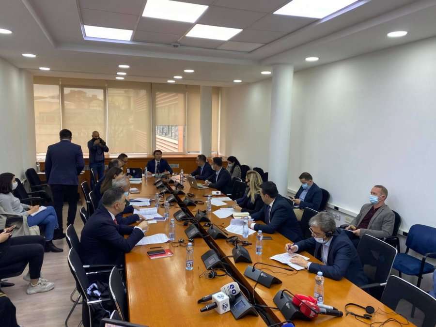 Votohen ndryshimet në Kodin e Procedurës Penale, që lehtësojnë gjykimin në mungesë për krime lufte