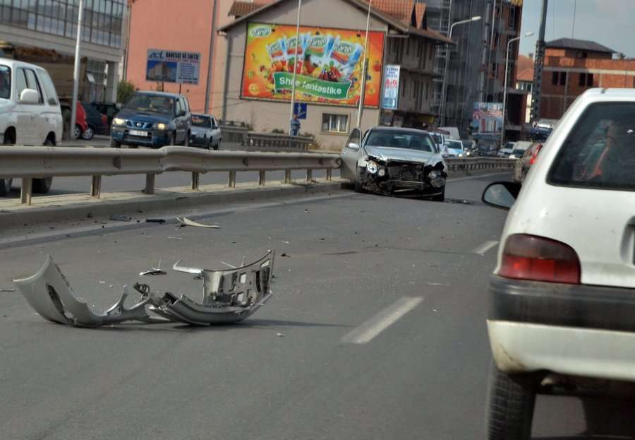 Dy të lënduar në një aksident trafiku në “Veternik”
