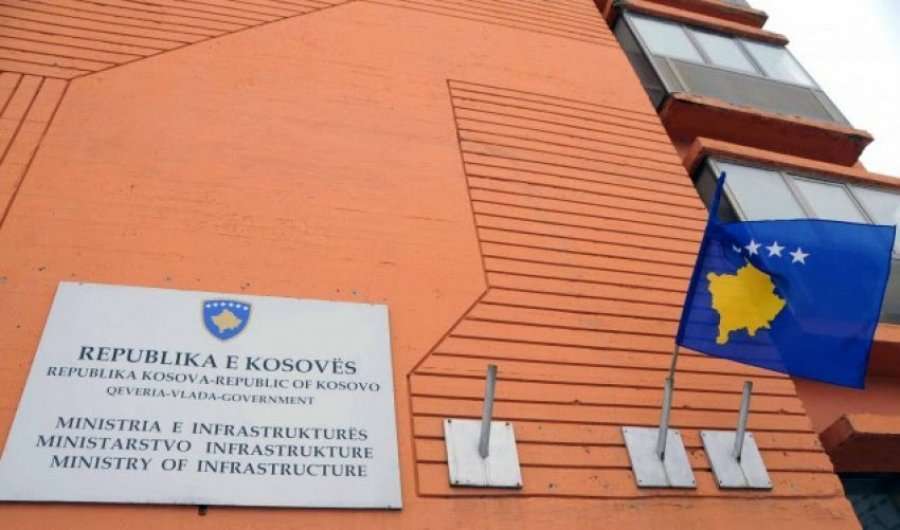 Thyhet një derë e zyrës në Minstrinë e Infrastrukturë, polica po heton rastin