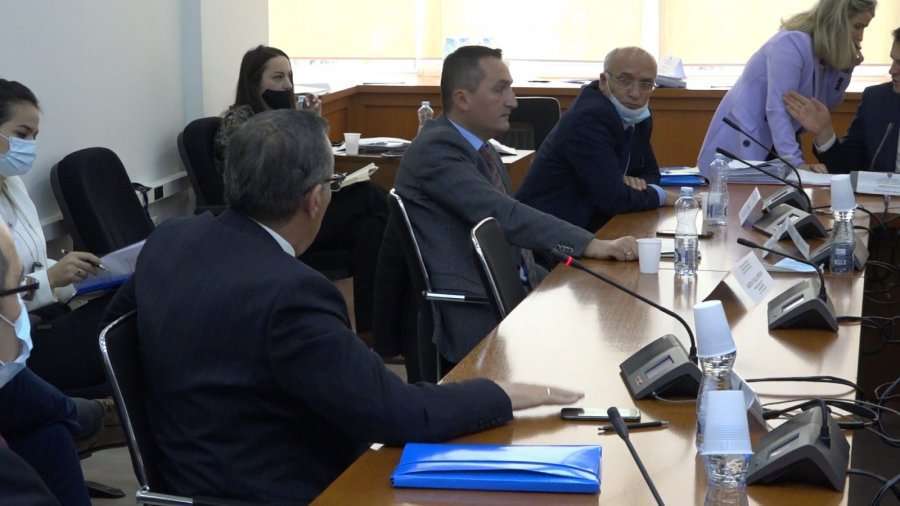 Arroganca e Mujës ndaj zyrtares së administratës: Ulu, mos m’u afro
