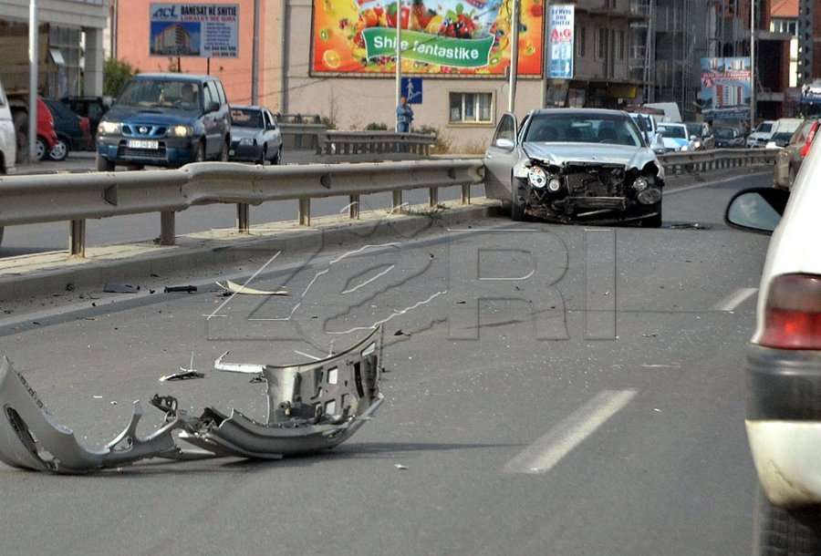Aksident trafiku mes dy veturash në Lipjan, lëndohen dy persona