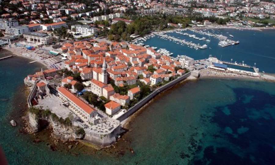 Qeveria malazeze vendos masa të reja për të hyrë në restorante dhe klube të natës