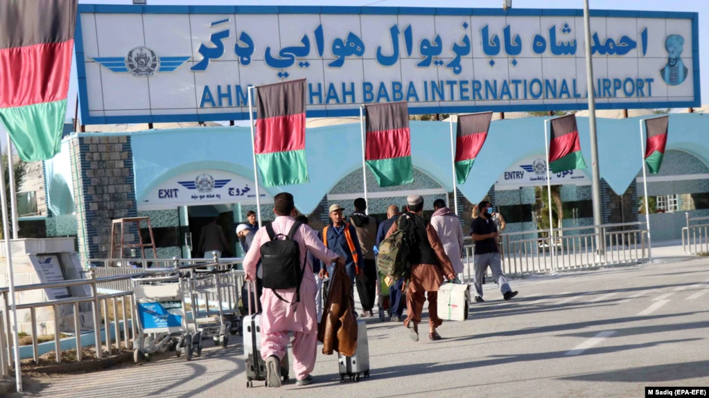 Talibanët sulmojnë me raketa Aeroportin e Kandaharit