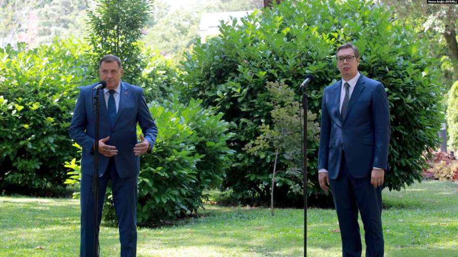 Vuçiqi takon Dodikun: Vendimet e imponuara në BeH shkelin Marrëveshjen e Dejtonit