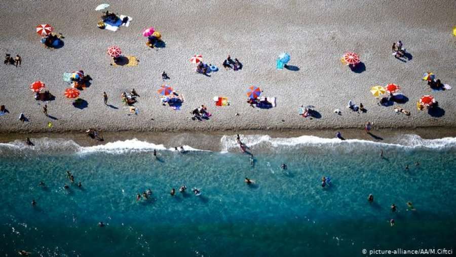 Turistët në Shqipëri sollën 167 milionë euro më pak, qytetarët kursyen rreth 300 milionë euro