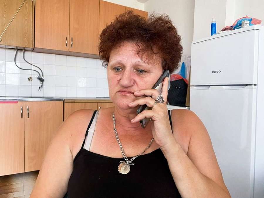 AFP-ja për Gashiqin: Serbja sfidon kundërshtimin për t’u kthyer në shtëpinë e saj në Gjakovë