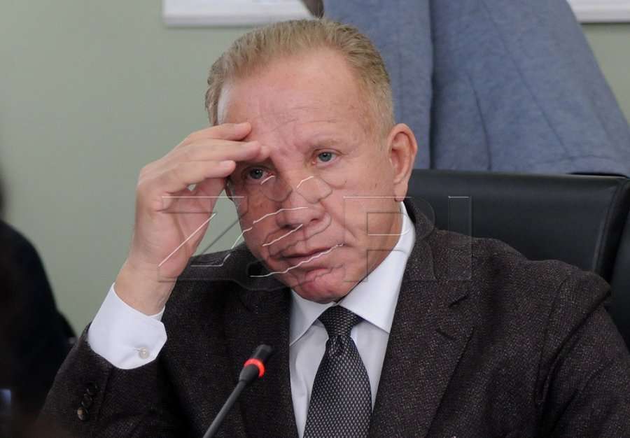 Reagon Pacolli: Kush është ai burrë që ngre armë kundër një gruaje dhe një fëmije në barkun e saj?