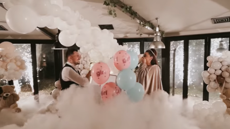 Në një ceremoni luksoze, Genta Ismajli emocionohet teksa konfirmon gjininë e foshnjave të saj