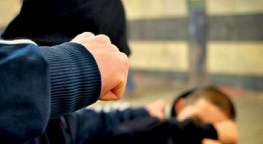 Plagoset vushtrriasi, hyri për t’i ndarë dy persona që po përlesheshin për parking