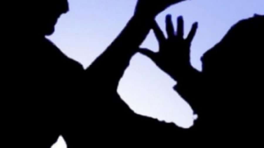 Dy femra rrahin një mashkull në Pejë